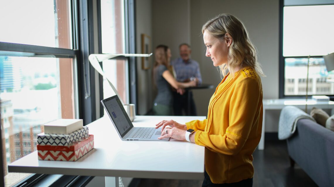 thestandingdesk-14HEl32_X2U-unsplash