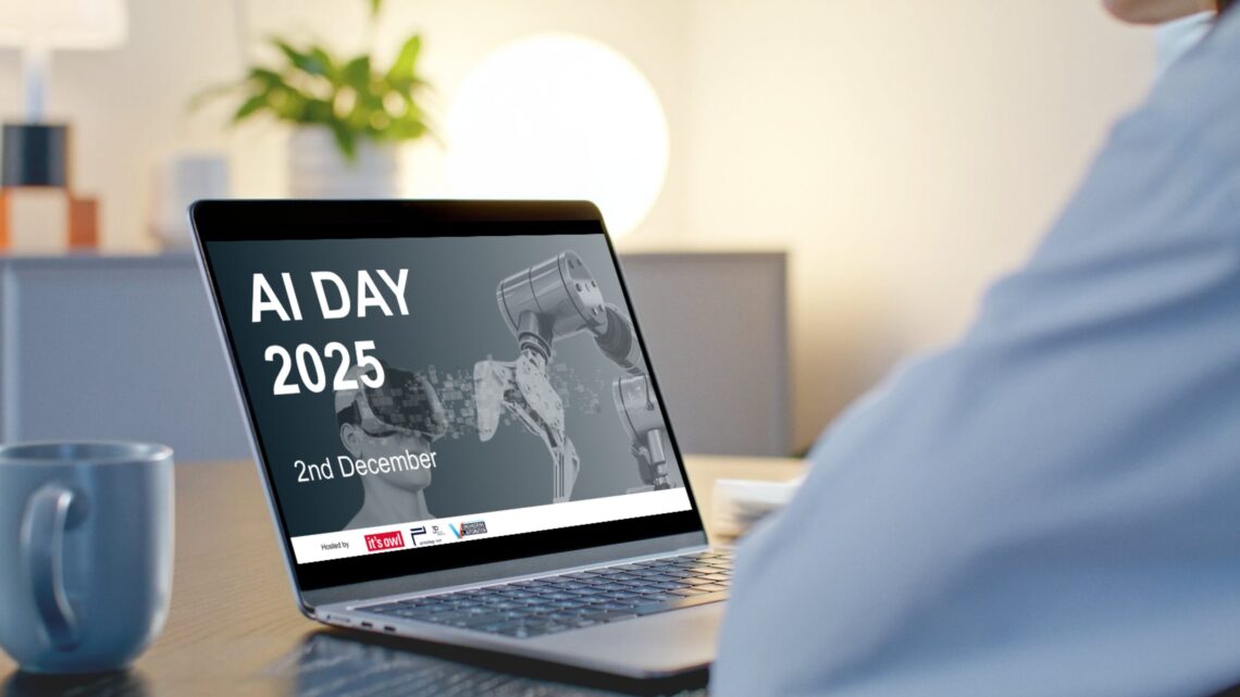 Person sitzt an einem Schreibtisch und schaut auf einen Laptopbildschirm, auf dem eine Folie mit der Aufschrift ‚AI DAY – When data learns to think – AI Ready Data meets intelligent agents, 02/12/2025‘ zu sehen ist. Das Event wird von it’s OWL und Partnern veranstaltet.