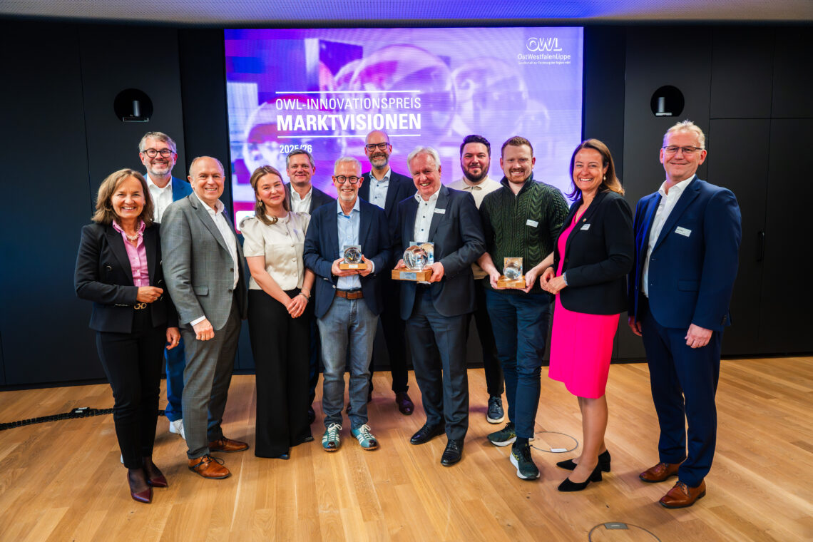 Ein Gruppenfoto der Sieger des OWL-Innovationspreises.