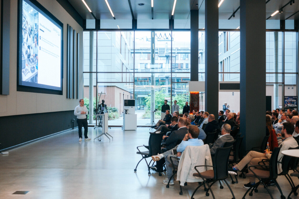 Dr. Martin Rabe hält einen Vortrag beim Humanoide Robotik Meetup.
