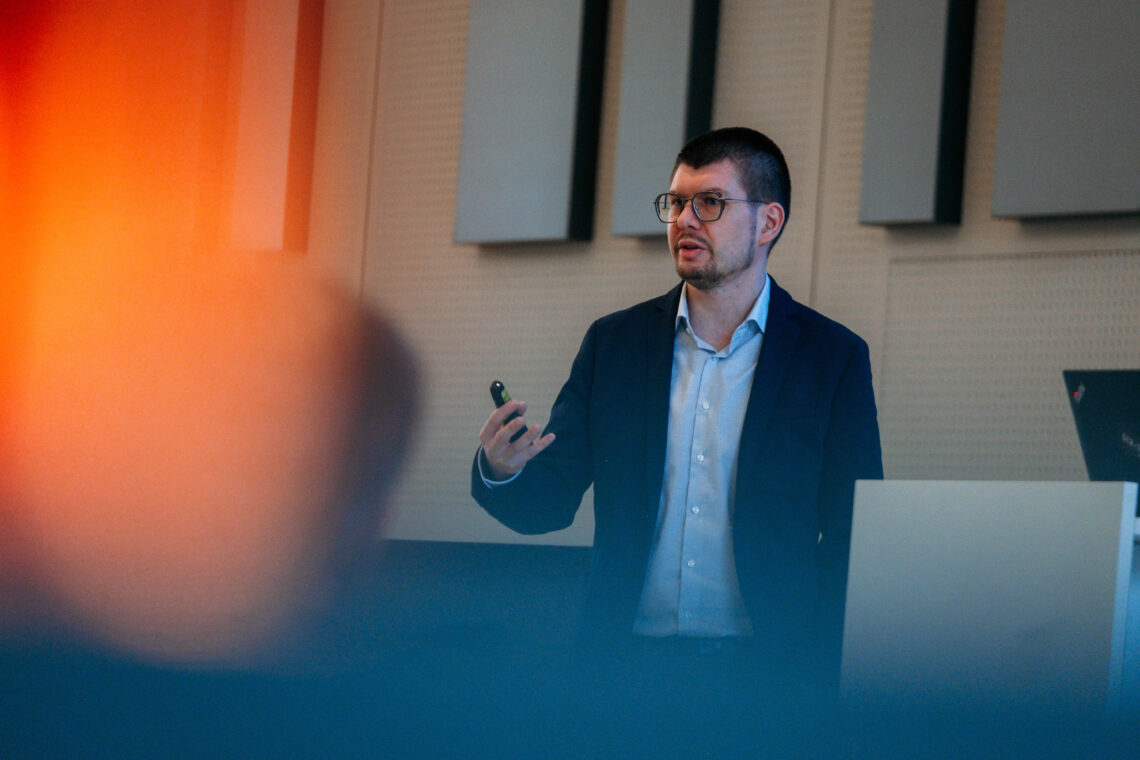 Sebastian Prinz hält einen Vortrag beim Humanoide Robotik Meetup.