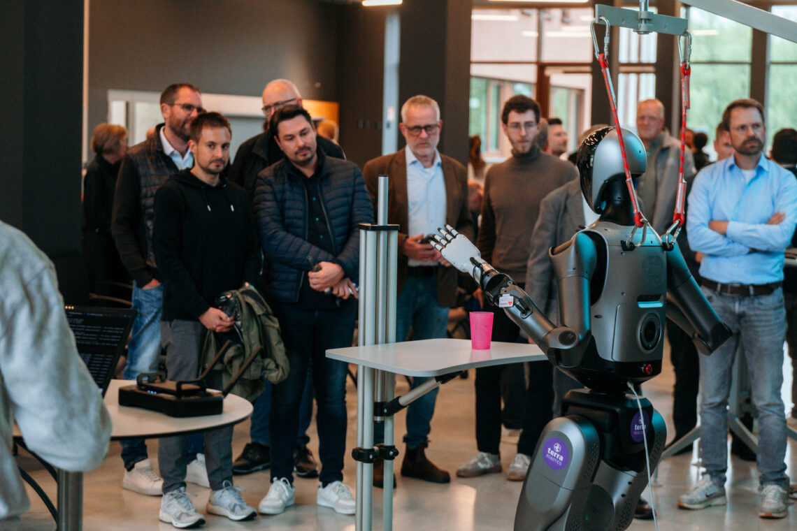 Teilnehmende betrachten einen humanoiden Roboter beim Humanoide Robotik Meetup.