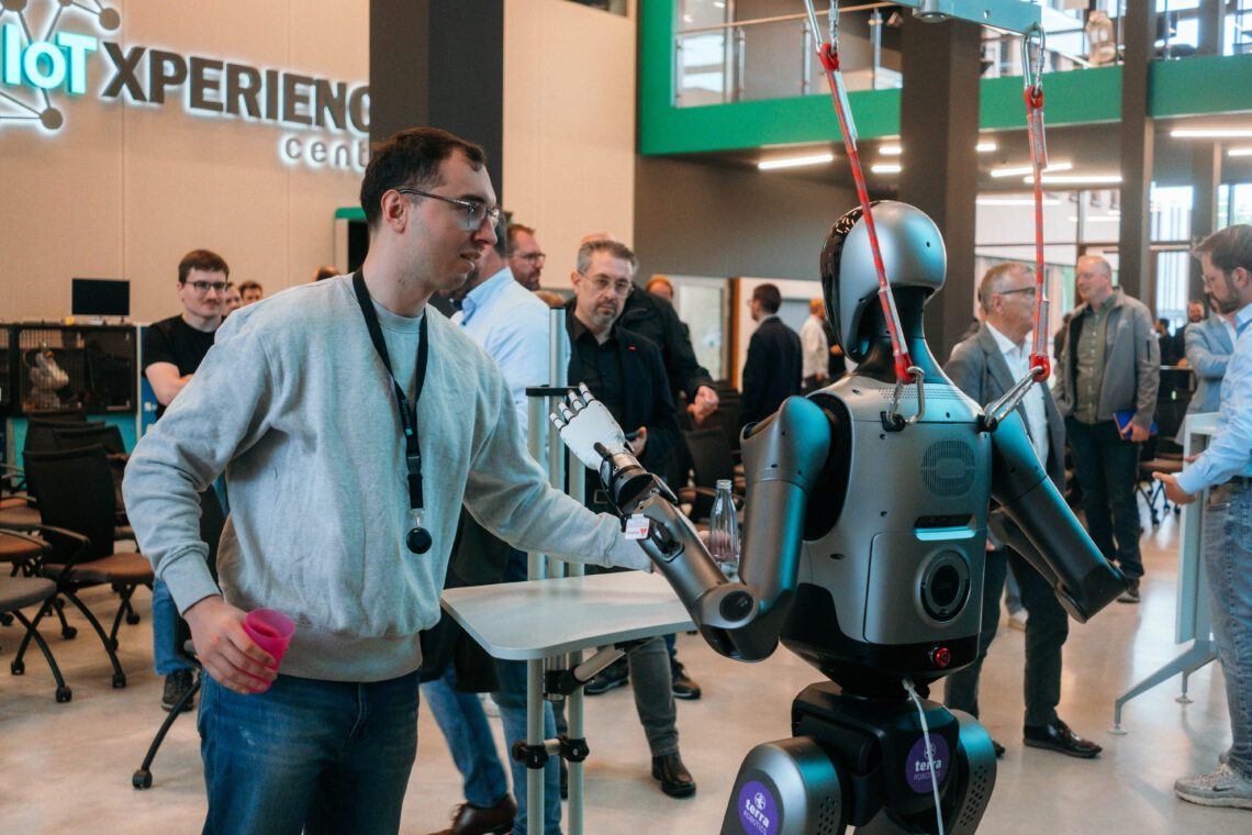 Einem humanoiden Roboter wird beigebracht einen Becher zu halten.