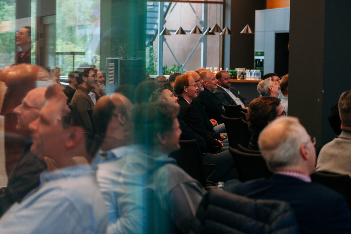 Teilnehmende hören einem Vortrag beim Humanoide Robotik Meetup zu..