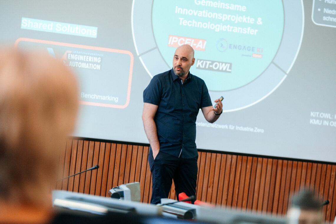 Prof. Dr. Roman Dumitrescu präsentiert bei der Mitgliederversammlung die strategische Weiterentwicklung von it’s OWL.