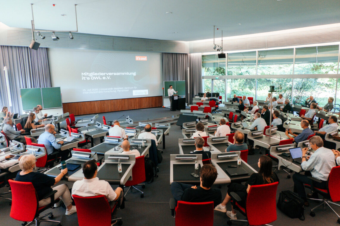 Blick in den Plenarsaal des ZiF während der Mitgliederversammlung von it’s OWL mit zahlreichen Teilnehmenden.