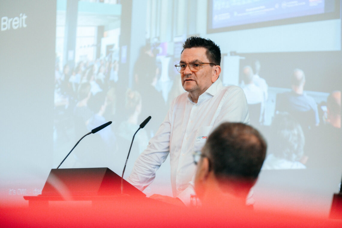 Dr. Stefan Breit spricht am Rednerpult bei der Mitgliederversammlung von it’s OWL.