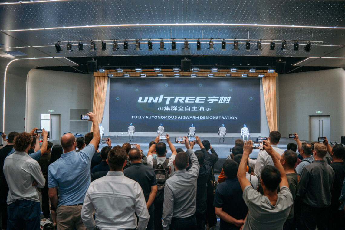 Vorführung humanoider Robotik im Showroom von Unitree